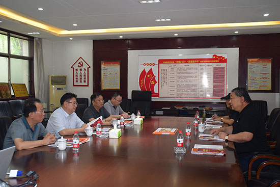 臨汾市市場(chǎng)監(jiān)督管理局局長、非公企業(yè)黨委書記張東紅<br>在科海集團(tuán)調(diào)研非公黨建工作
